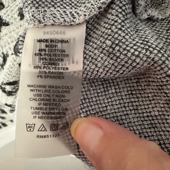 Vince Camuto Animal Print V-Neck Sweater - Picture 3 of 5